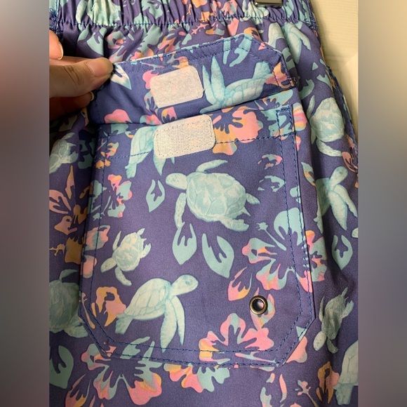 REVOLVE Vintage Summer | Men’s Tropical Turtle Print Swim Trunks - Medium - Picture 9 of 11